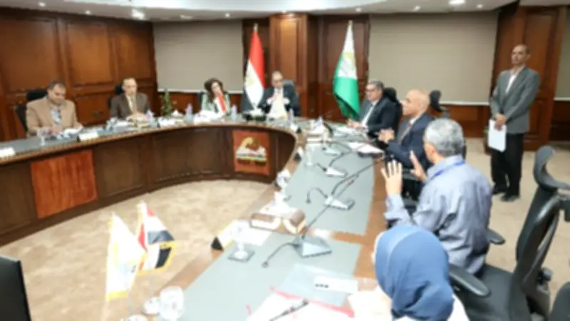 محافظ الجيزة يوجه بسرعة التعامل مع مخالفات البناء والبيئة في اللقاء الأسبوعي