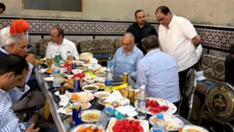 أهالي قوص يعزمون وزير الري على وجبة "فطير ومش وجبنة قديمة" خلال تفقده مشروع الري