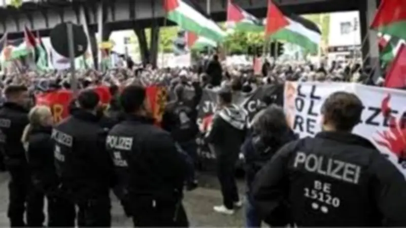 اعتقال عنيف لشاب يردد "إسرائيل قتلت ابني" في فعالية داعمة لفلسطين ببرلين