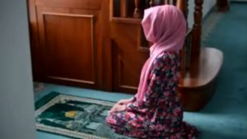 حكم ذكر اسم الشخص في الدعاء في الصلاة.. الإفتاء توضح الجواز