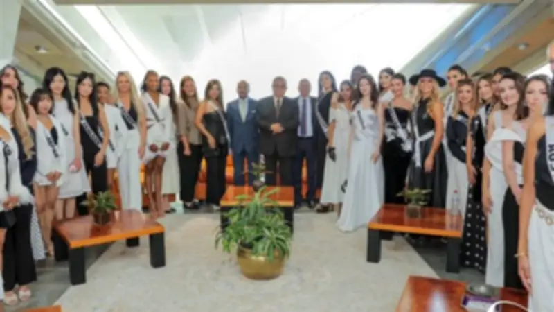 ملكات جمال السياحة والبيئة يبعثن رسالة سلام من مكتبة الإسكندرية