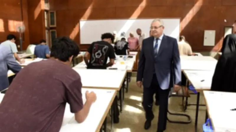 نائب رئيس جامعة عين شمس يتفقد امتحانات كلية الهندسة ويوجه بتوفير الراحة للطلاب