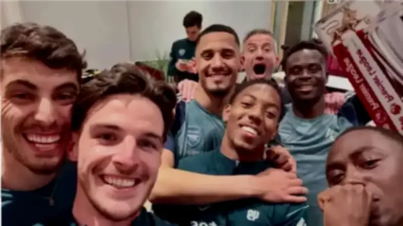 لاعبو آرسنال يحتفلون بجنون بعد التتويج بلقب الدوري الإنجليزي رسمياً
