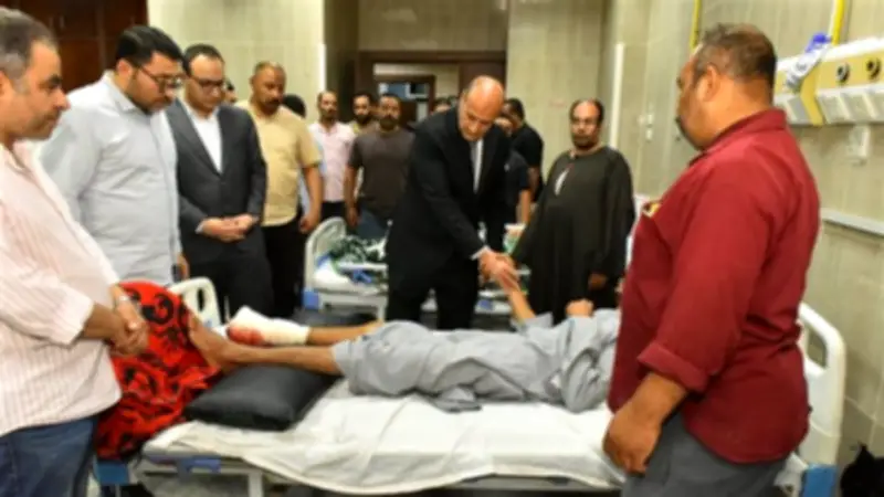 محافظ أسيوط يزور مصابي حادث أبنوب ويوجه بتوفير الدعم النفسي