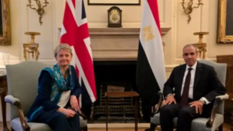 وزير الخارجية يبحث مع نظيرته البريطانية تعزيز العلاقات والتطورات الإقليمية