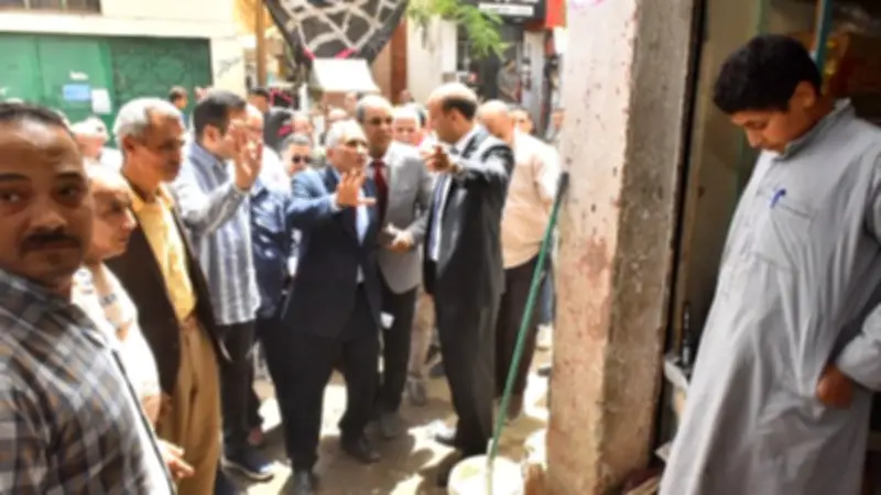 محافظ أسيوط يتفقد سوق الباعة الجائلين بمنفلوط ويوجه بتطويره