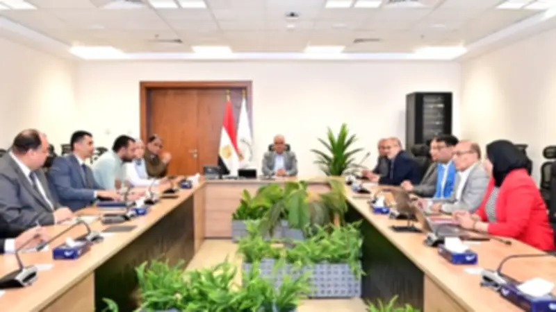 وزير الري يتابع أعمال تكريك مصب فرع رشيد لتعزيز الأمان الملاحي