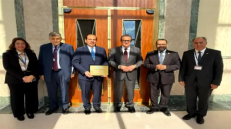 وزير الصحة يهنئ نائبه عمر قنديل بجائزة نيلسون مانديلا العالمية