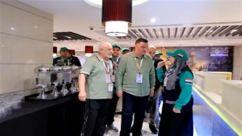 بوفيه مفتوح ومتابعة للفنادق.. رئيس بعثة حج الجمعيات يوجه المشرفين بتلبية مطالب الحجاج
