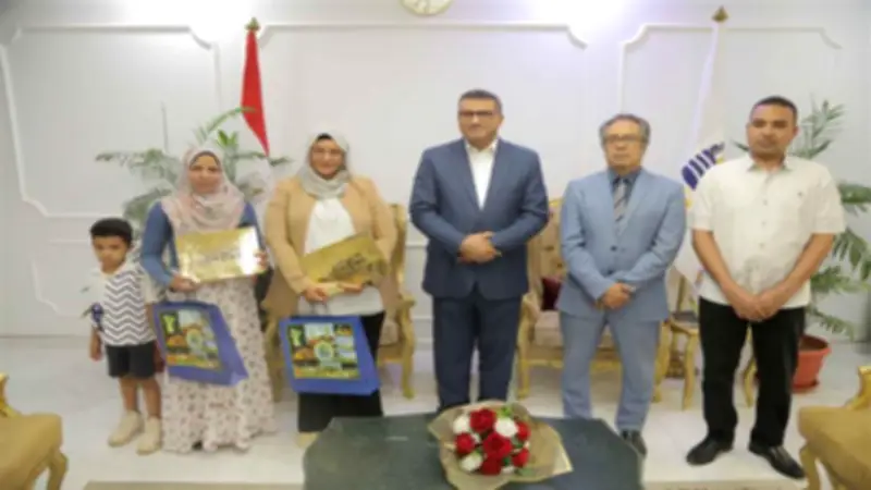 محافظ قنا يكرم سيدتين ضمن أفضل نماذج المتحررات من الأمية على مستوى الجمهورية