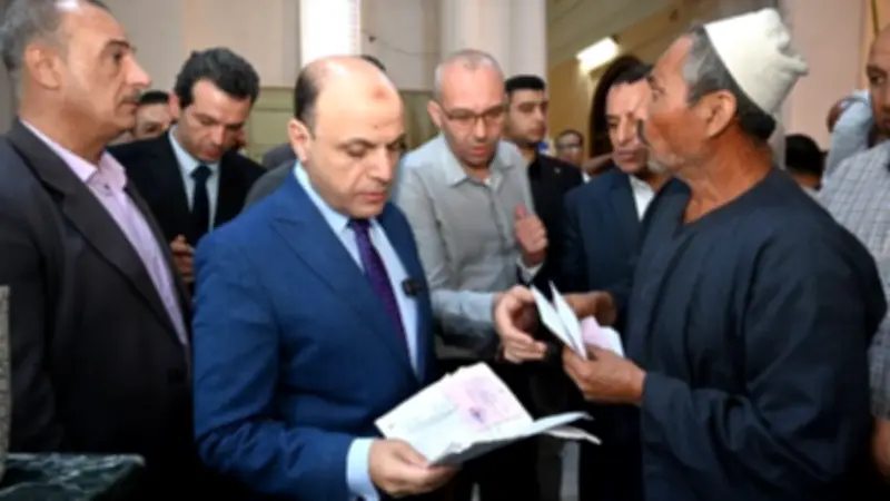 محافظ الغربية في جولة مفاجئة بالمركز التكنولوجي بحي أول طنطا لمتابعة الخدمات