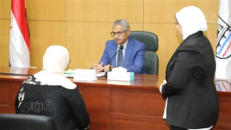 محافظ بني سويف يصرف مساعدات عاجلة لأرملة وسيدة غارمة في لقاء مفتوح