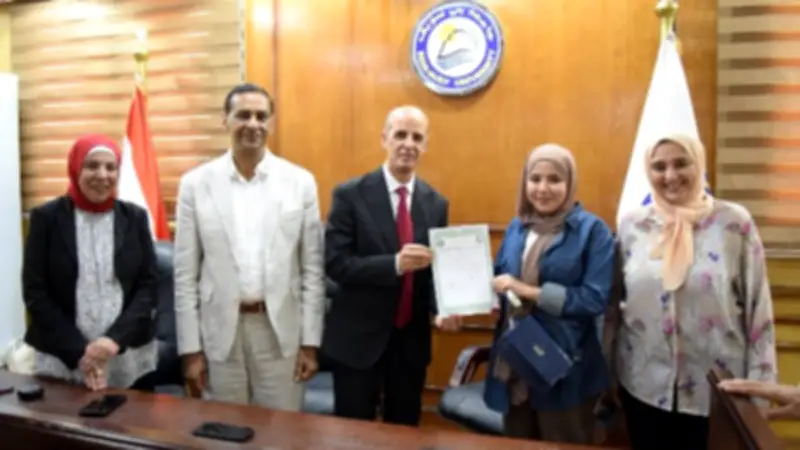 رئيس جامعة بني سويف يكرم المشاركين في ختام أنشطة مركز اللغات والترجمة