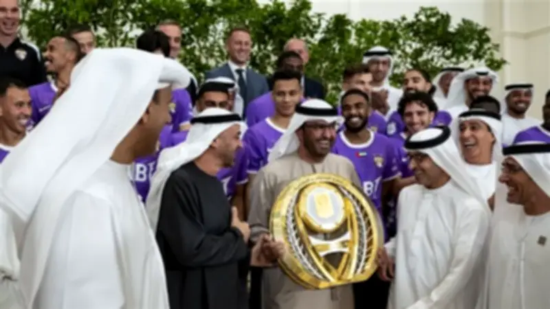 محمد بن زايد يستقبل فريق العين بعد التتويج بالدوري الإماراتي
