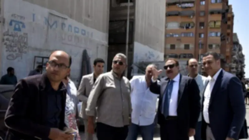 محافظ بورسعيد يتفقد منطقة شباب المدينة بحي الزهور تمهيداً لتطويرها