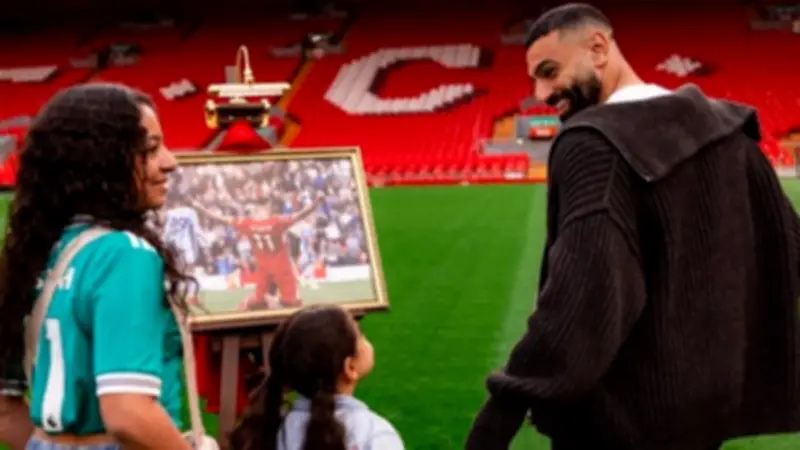 محمد صلاح ينشر صورًا مع ابنتيه في أنفيلد قبل وداع ليفربول
