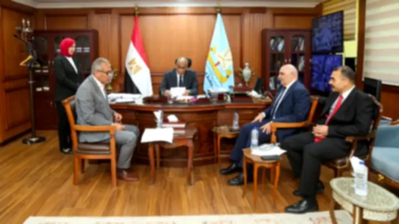محافظ كفر الشيخ يجتمع مع أعضاء النواب والشيوخ لحل مشكلات الدوائر