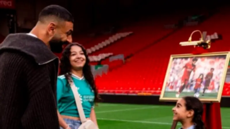 ظهور مفاجئ لمحمد صلاح في أنفيلد مع أسرته قبل وداع الريدز