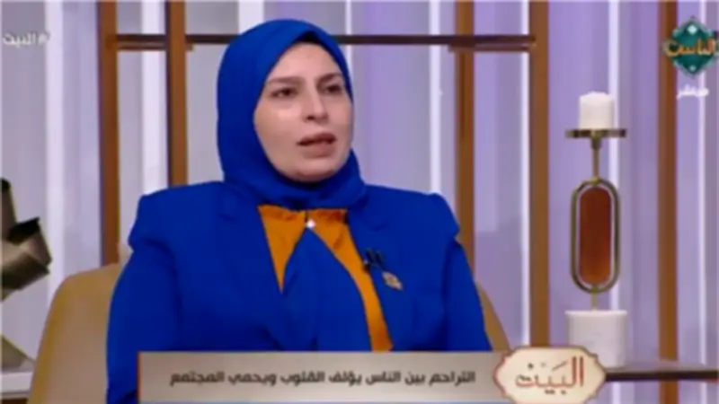 أستاذ علم اجتماع: الاندماج الزائد بالهواتف يسبب انطواء الأفراد وتسطيح العلاقات
