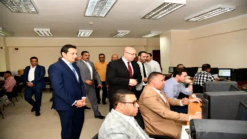 محافظ الفيوم يتفقد اختبارات المتقدمين لوظائف القيادات المحلية الجديدة