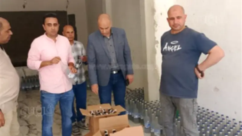 ضبط مخزن غير مرخص لإعادة تعبئة الخمور المغشوشة بمطروح