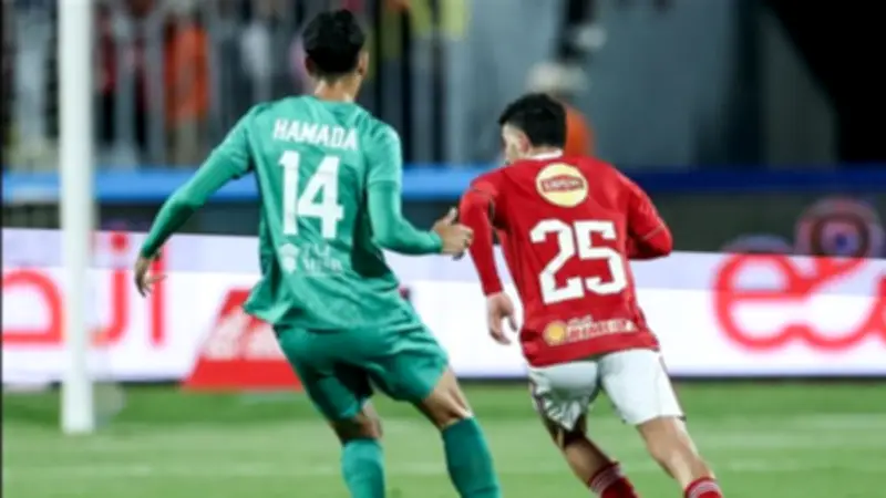 الأهلي يتقدم على المصري بهدف في الشوط الأول رغم النقص العددي