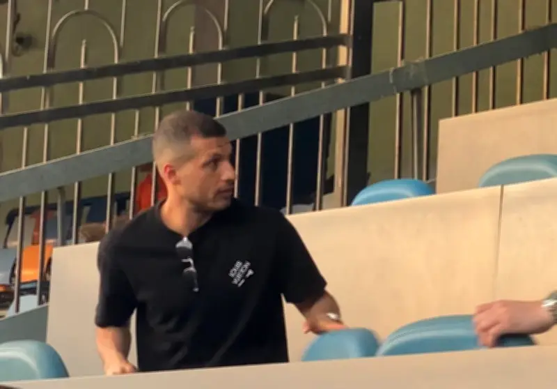 طارق حامد يؤازر الزمالك من مدرجات ستاد القاهرة في مواجهة سيراميكا