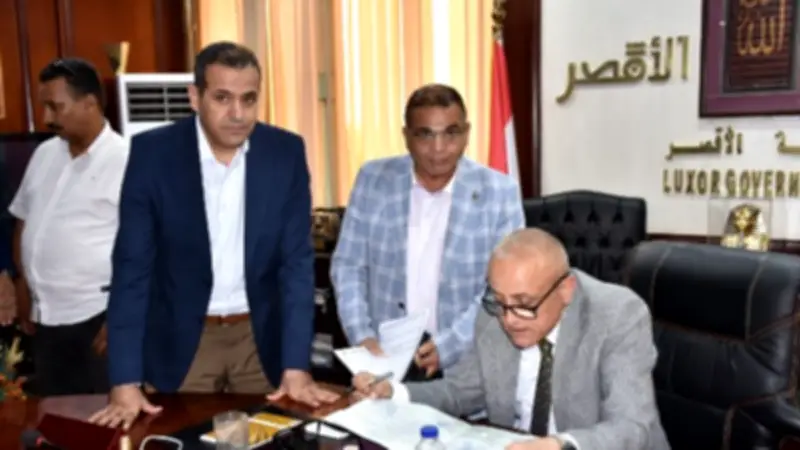 محافظ الأقصر يتابع تنفيذ المشروعات الخدمية بالمراكز والقرى