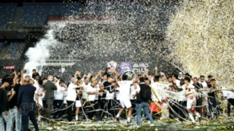 لاعبو الزمالك يحتفلون بدرع الدوري الممتاز في لقطات مميزة