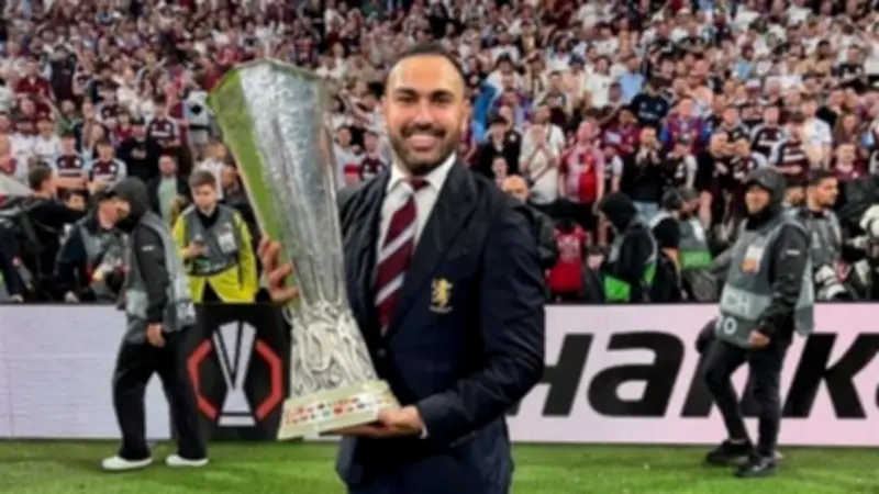 أحمد المحمدي يحتفل مع أستون فيلا بلقب الدوري الأوروبي
