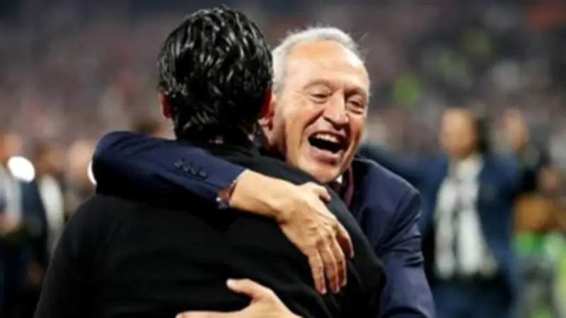ناصف ساويرس يحتفل مع أستون فيلا بلقب الدوري الأوروبي
