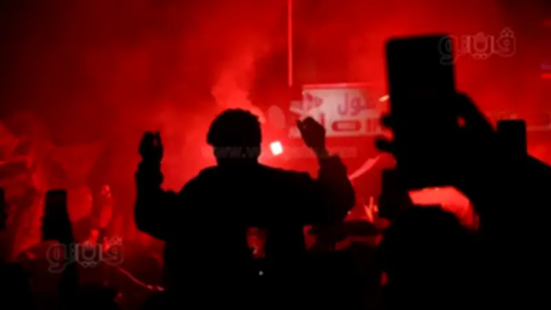 جماهير الزمالك تحول سماء ميت عقبة إلى الأحمر بالألعاب النارية احتفالاً بالدرع