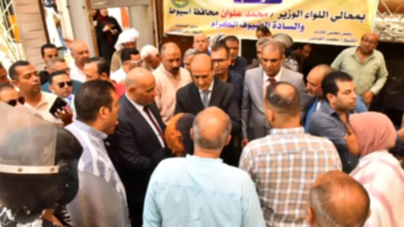 محافظ أسيوط يمنح وحدة سكنية لسيدة من الأسر الأولى بالرعاية ببني عدي