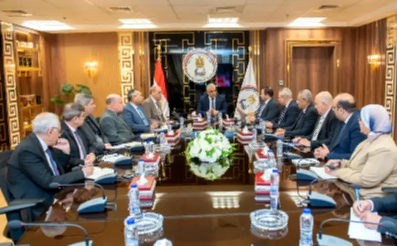 وزير الإنتاج الحربي يبحث آليات ترشيد الطاقة وخفض الانبعاثات الكربونية
