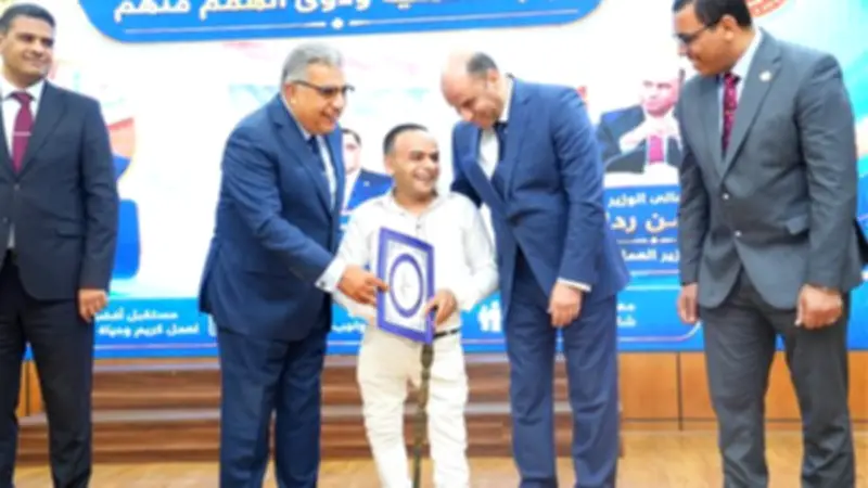وزير العمل والمحافظ يسلمان عقود عمل للشباب وذوي الهمم بالدقهلية