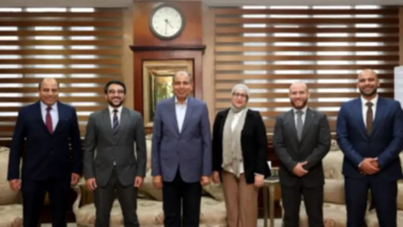 محافظ المنيا يبحث تسريع تنفيذ مشروع وادي الطاقة مع سكاتك