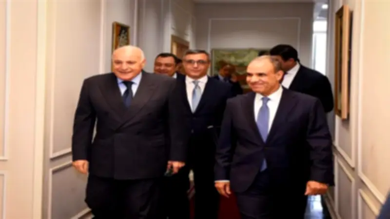 وزير الخارجية ونظيره الجزائري يبحثان تعزيز العلاقات والتطورات الإقليمية