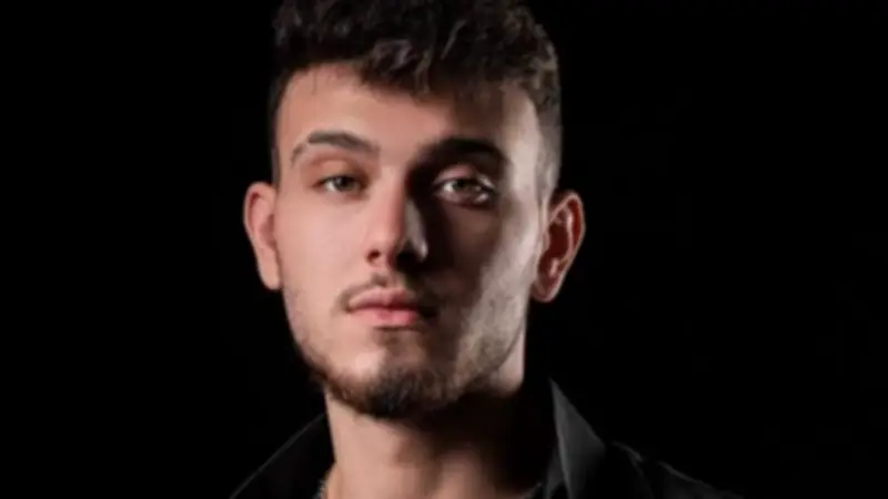 الشامي يشتري منزلًا لطفل سوري يبيع البسكوت في الشارع