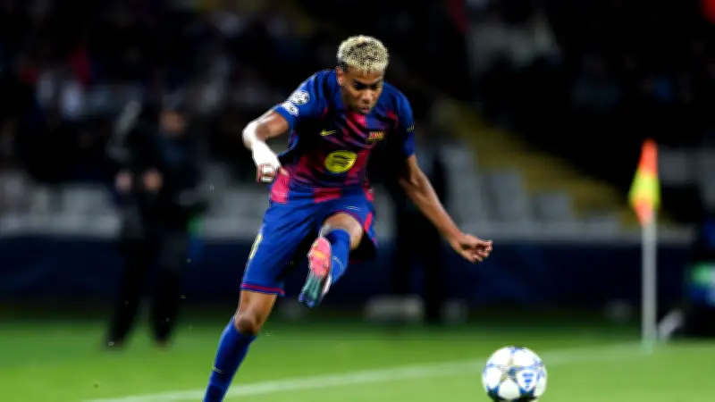 لامين يامال يظهر مع صديقته الجديدة في حفل تتويج برشلونة بالدوري الإسباني