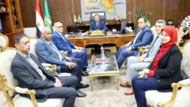 محافظ المنوفية يلتقي وفد جامعة الريادة لبحث التعاون المشترك