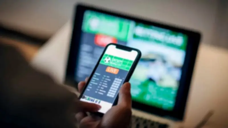 المراهنات الإلكترونية.. وجه مظلم يبتلع الشباب بين وهم الثراء وخسائر الواقع