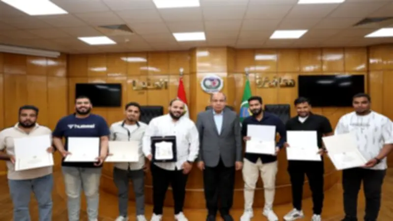 محافظ المنيا يكرم فريق العمل التطوعي المشارك في تطوير قاعات الديوان العام
