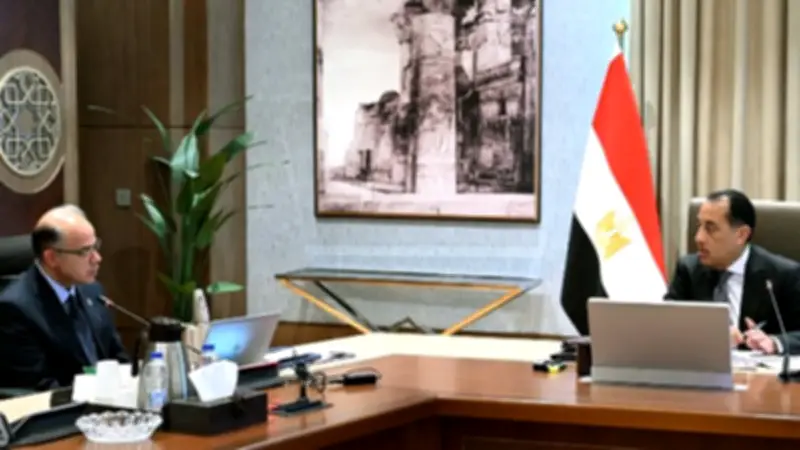 مدبولي يتابع مع وزير الاستثمار خطط تحفيز الاستثمار والتجارة الخارجية