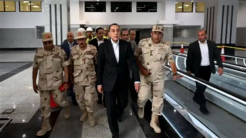 مدبولي يتفقد مشروعات العاصمة الجديدة ويستقل الأتوبيس الكهربائي