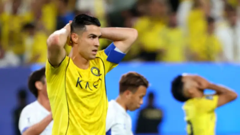 اتهام تحكيمي خطير يضرب النصر قبل مواجهة الحسم أمام ضمك