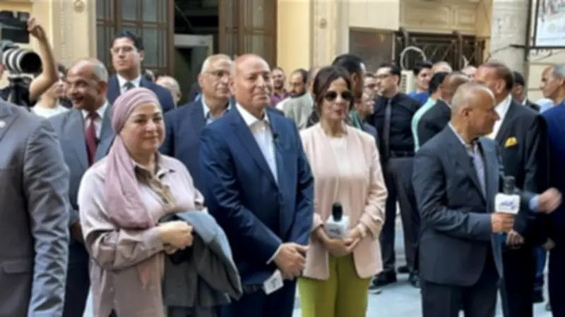 وزيرة الثقافة ومحافظ القاهرة يتفقدان مبادرة شارع الفن بوسط البلد