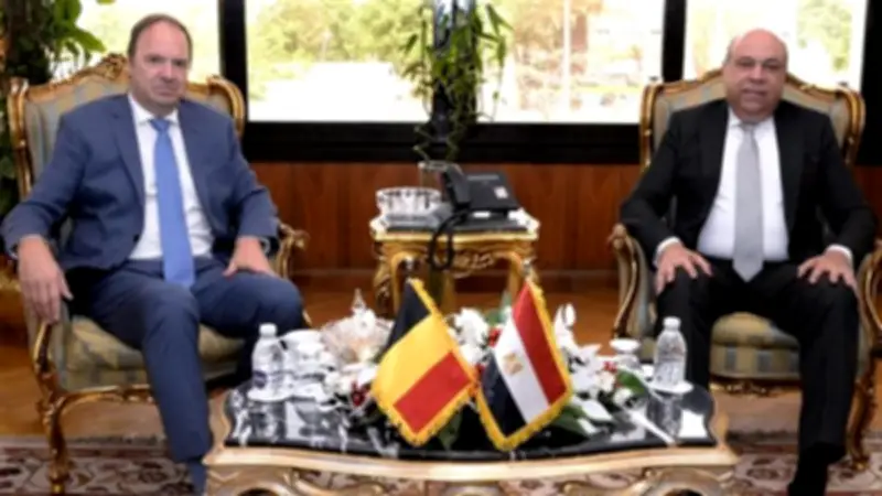 وزير الطيران يبحث مع سفير بلجيكا تعزيز الربط الجوي بين البلدين