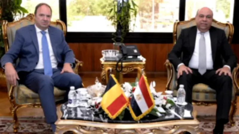 وزير الطيران يبحث مع سفير بلجيكا تعزيز الربط الجوي بين البلدين