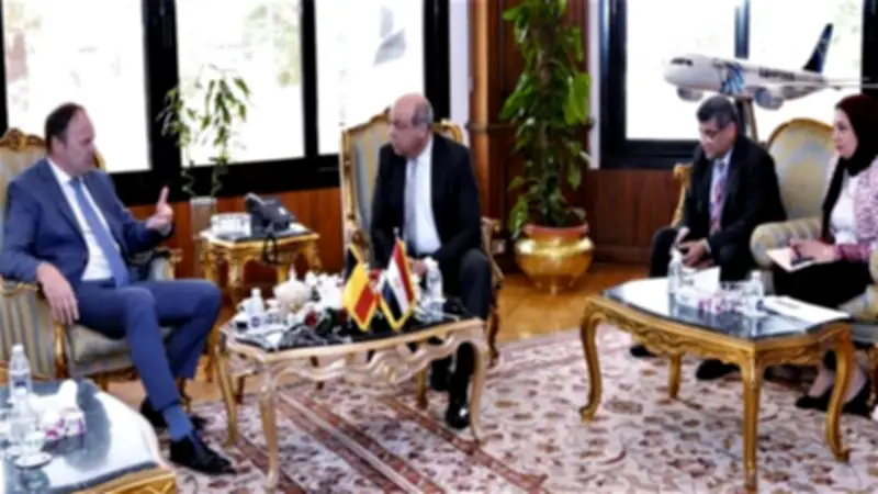 وزير الطيران المدني يبحث مع سفير بلجيكا زيادة الرحلات الجوية والشحن