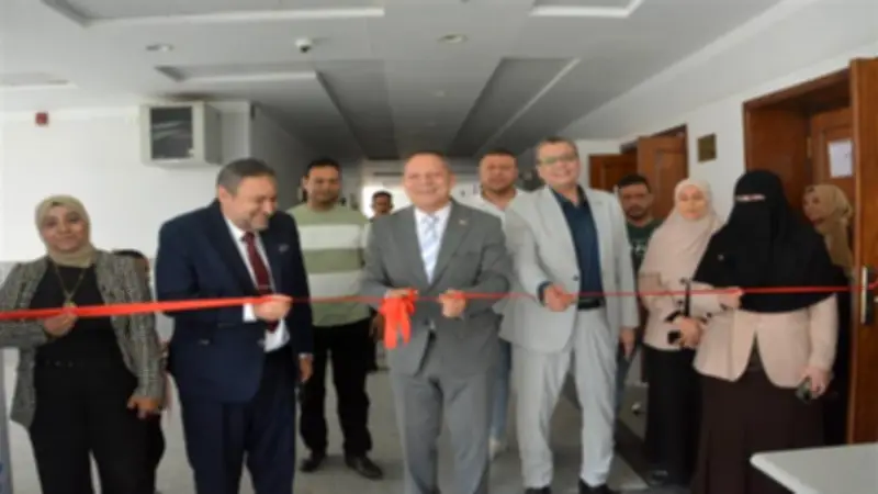 رئيس جامعة دمياط يفتتح حملة «اطمن على نظرك» بكلية الطب لفحص العيون